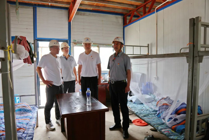 向高溫濕熱下奮戰在一線的公司廣大職工道一聲“你們辛苦了”(圖3) 向高溫濕熱下奮戰在一線的公司廣大職工道一聲“你們辛苦了”(圖3)