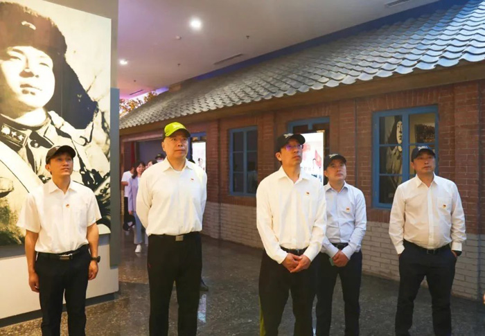 傳承雷鋒精神,弘揚榜樣力量——省建科院組織黨員干部參觀雷鋒紀念館(圖2) 傳承雷鋒精神,弘揚榜樣力量——省建科院組織黨員干部參觀雷鋒紀念館(圖2)